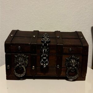 VINTAGE WOOD PIRATE TREASURE CHEST JEWELRY BOX GOTHIC LION HEADS 7.5X 9.5X 6